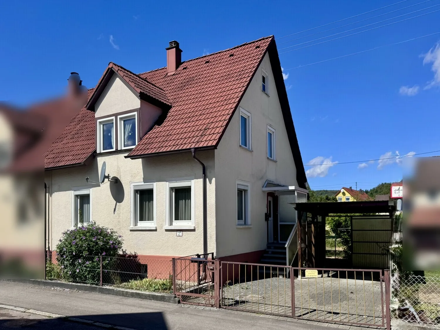 Hauseingangsbereich und Einfahrt mit Carport