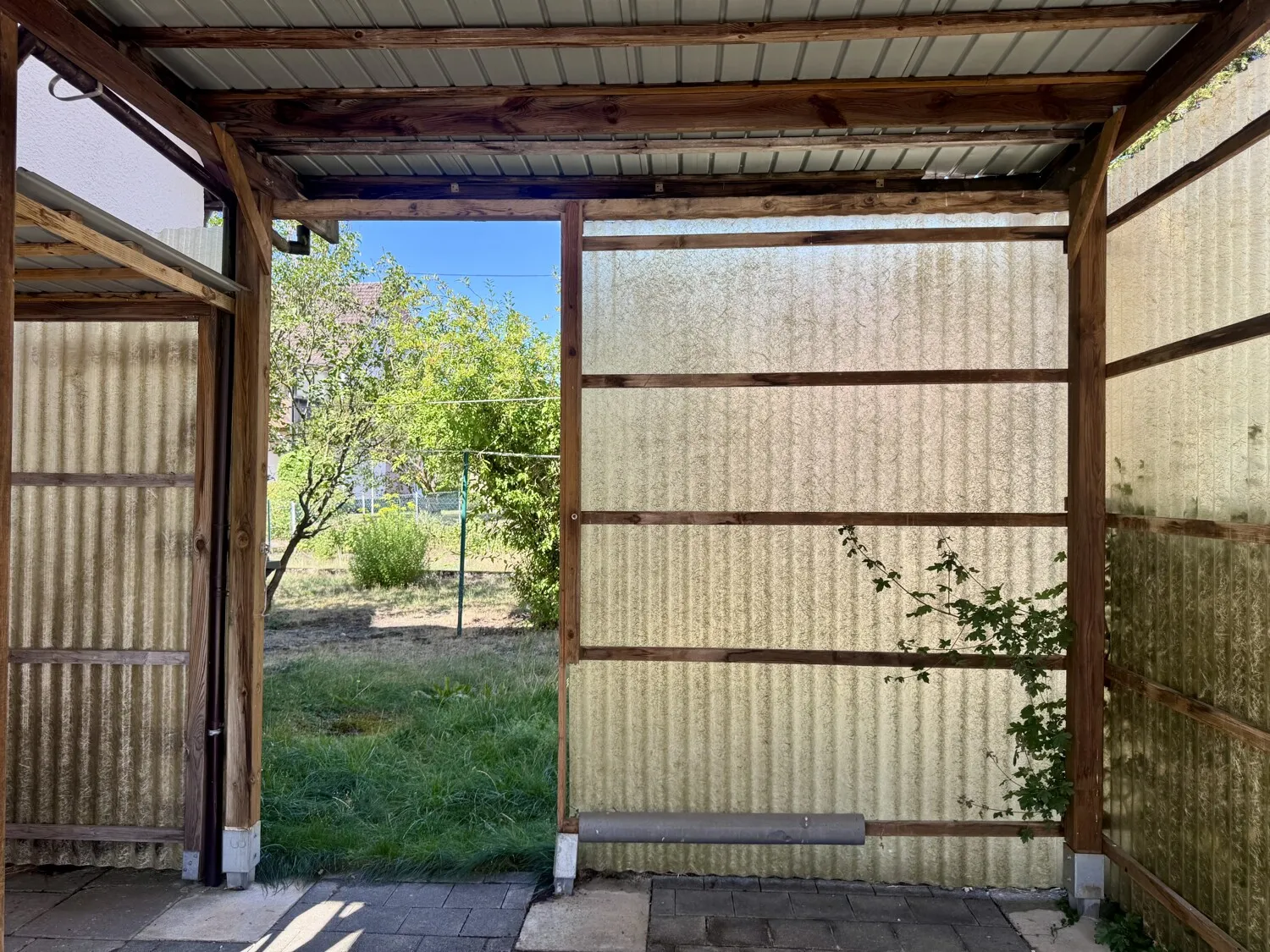 Carport mit Zugang in Garten