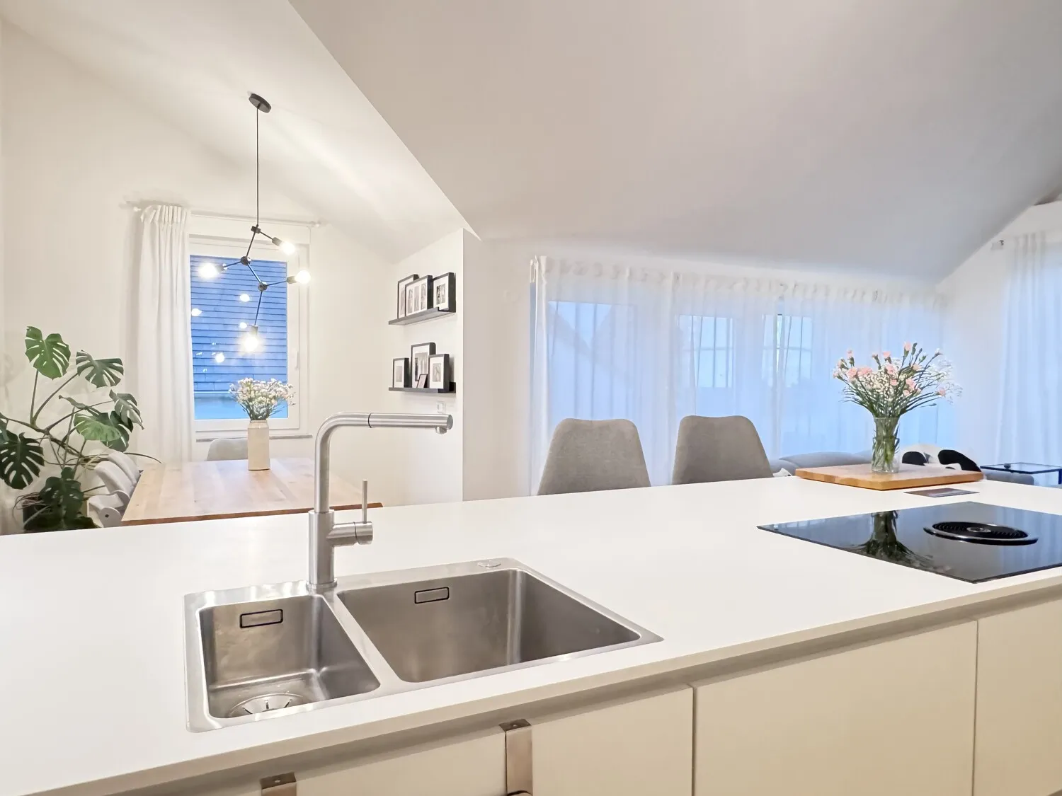 Modernes Dach-Loft mit 3 Zimmern, Tiefgaragen- und Außenstellplatz