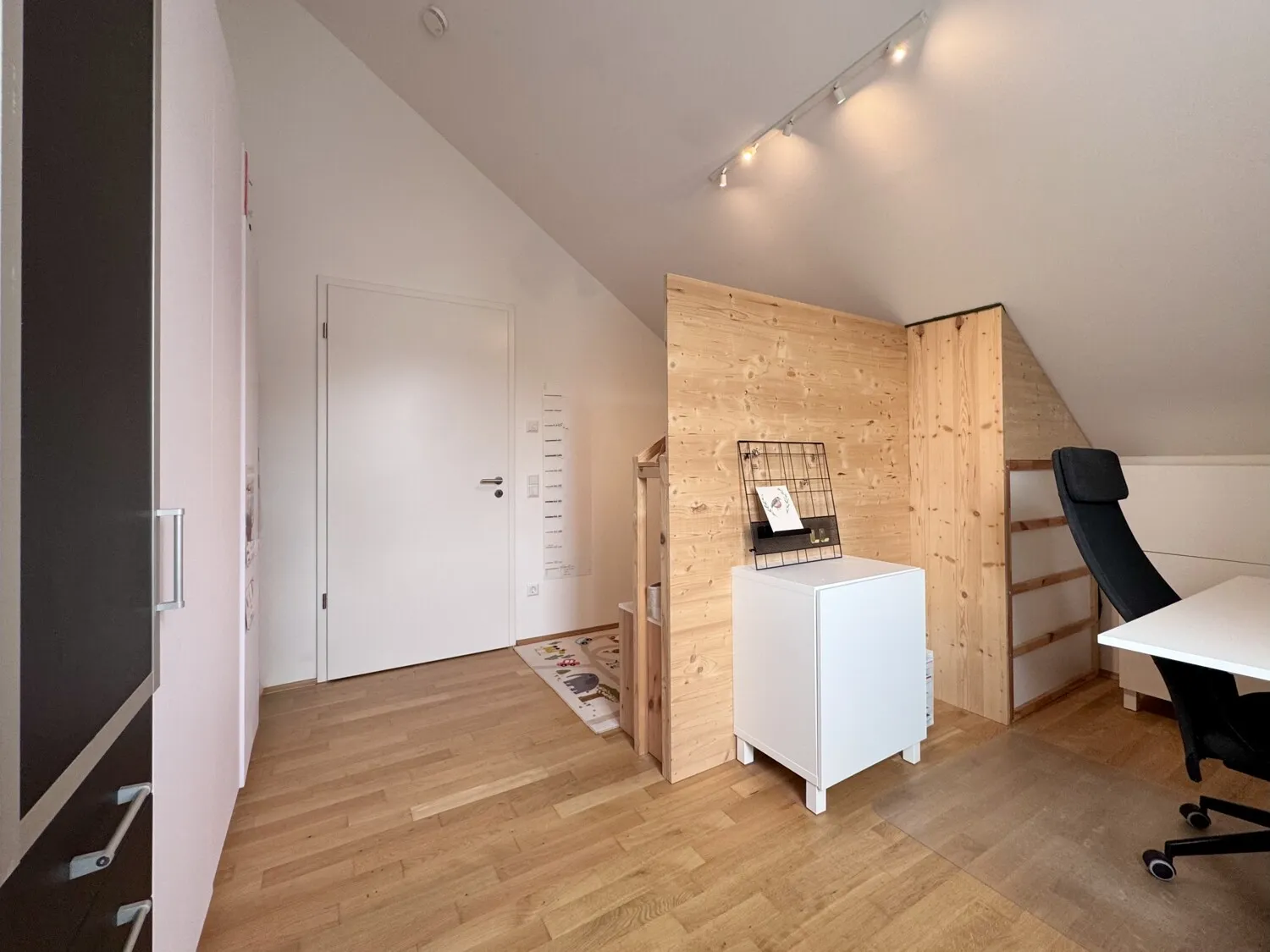 Modernes Dach-Loft mit 3 Zimmern, Tiefgaragen- und Außenstellplatz