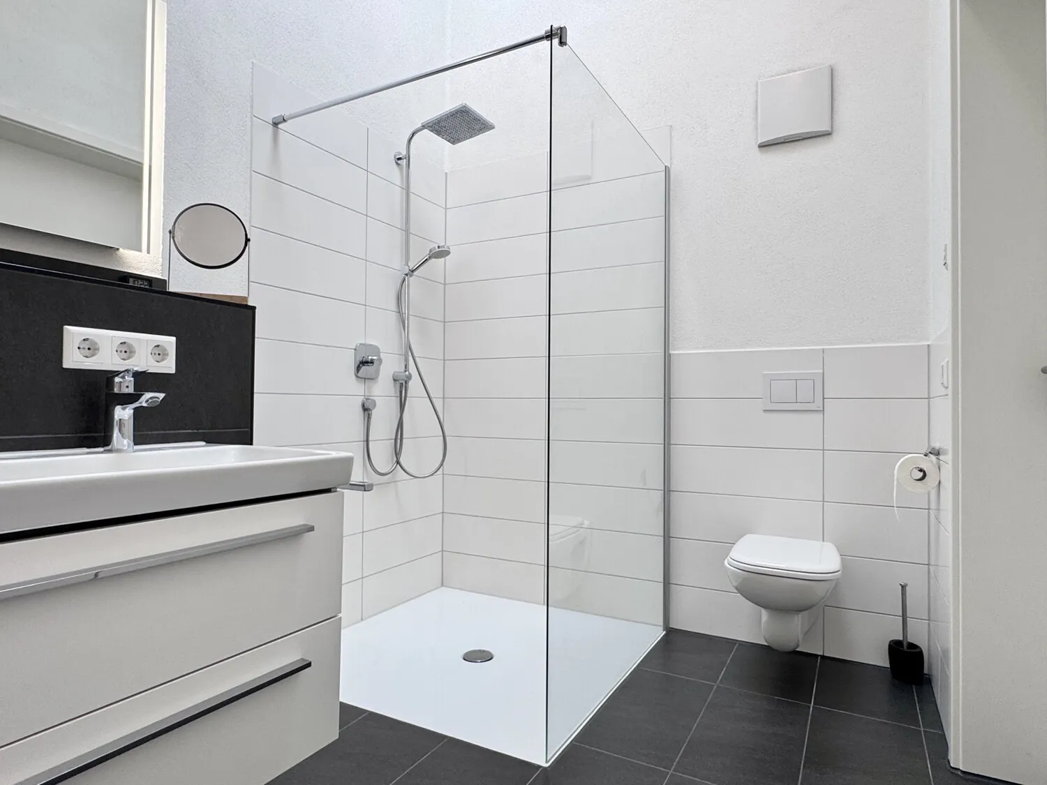 ... mit WC, Dusche, Doppelwaschplatz