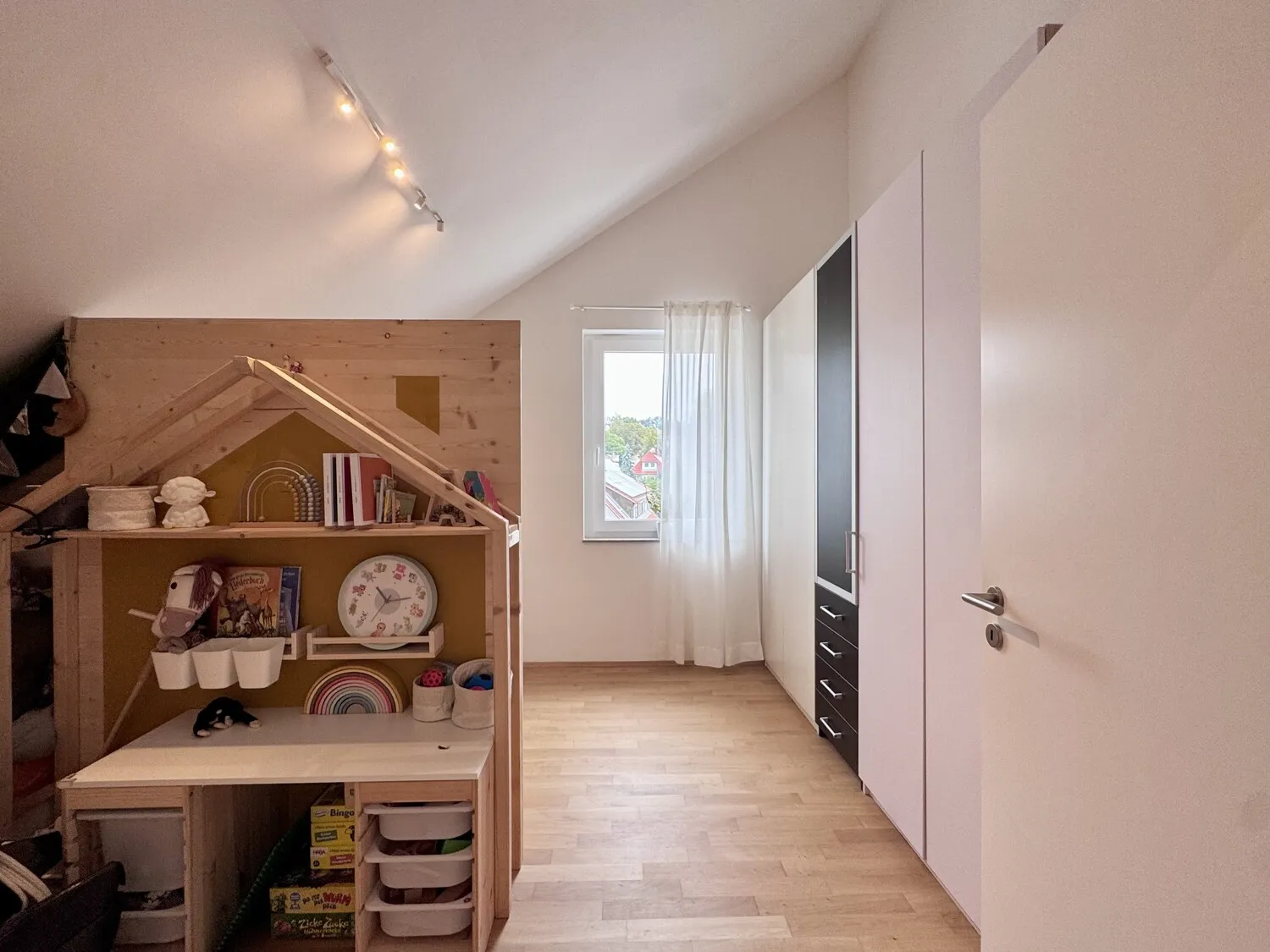 Modernes Dach-Loft mit 3 Zimmern, Tiefgaragen- und Außenstellplatz