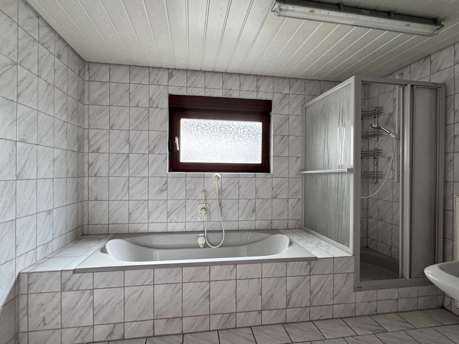 EG Bad mit Badewanne, Dusche