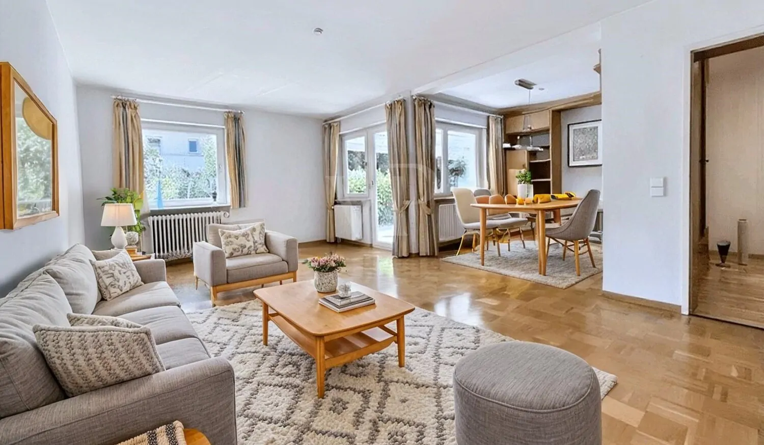 Wohnen und Essen möbliert