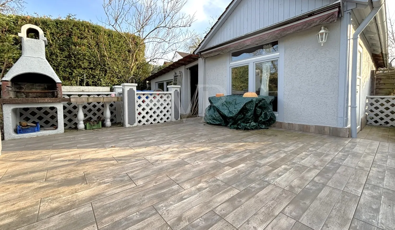 Gartenhaus mit Grillplatz