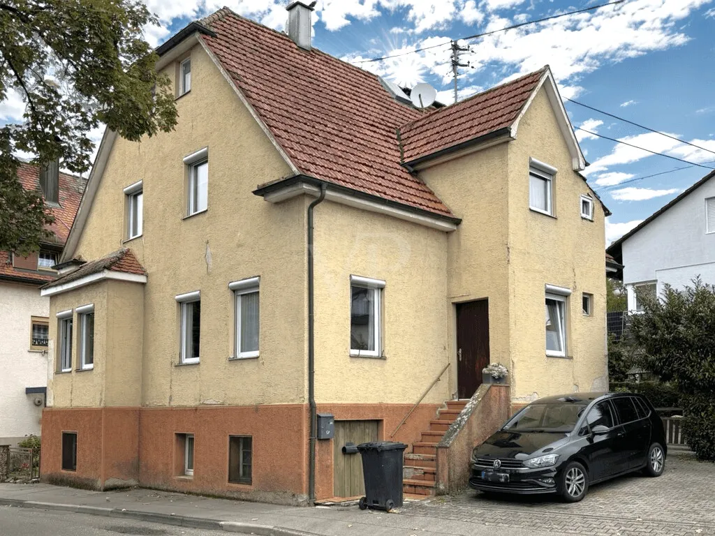 Detached house in need of renovation in Neckarweihingen