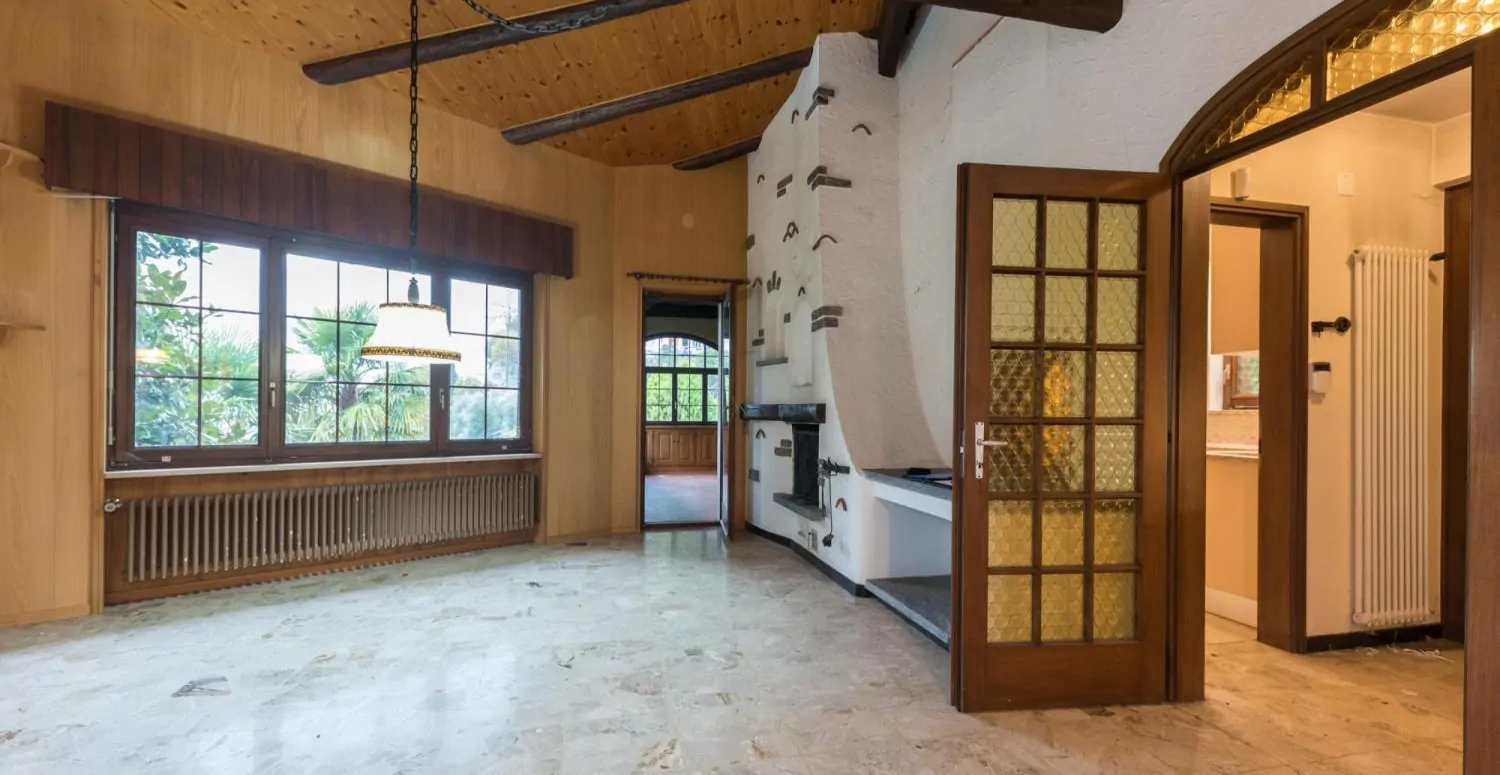 Wohnzimmer mit Banner