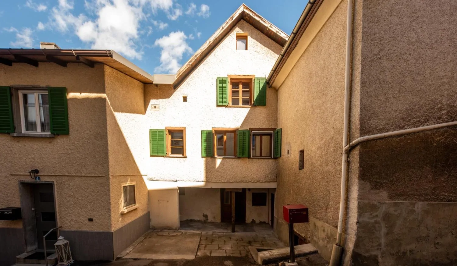 Aussenansicht mit Banner