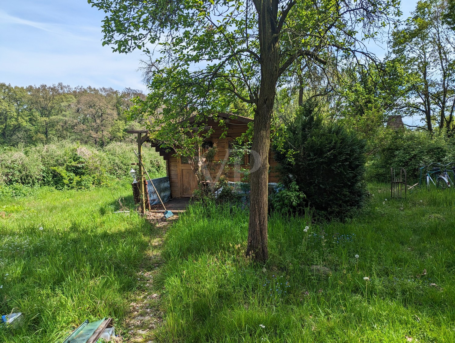 GRUNDSTÜCK MIT GARTENHAUS