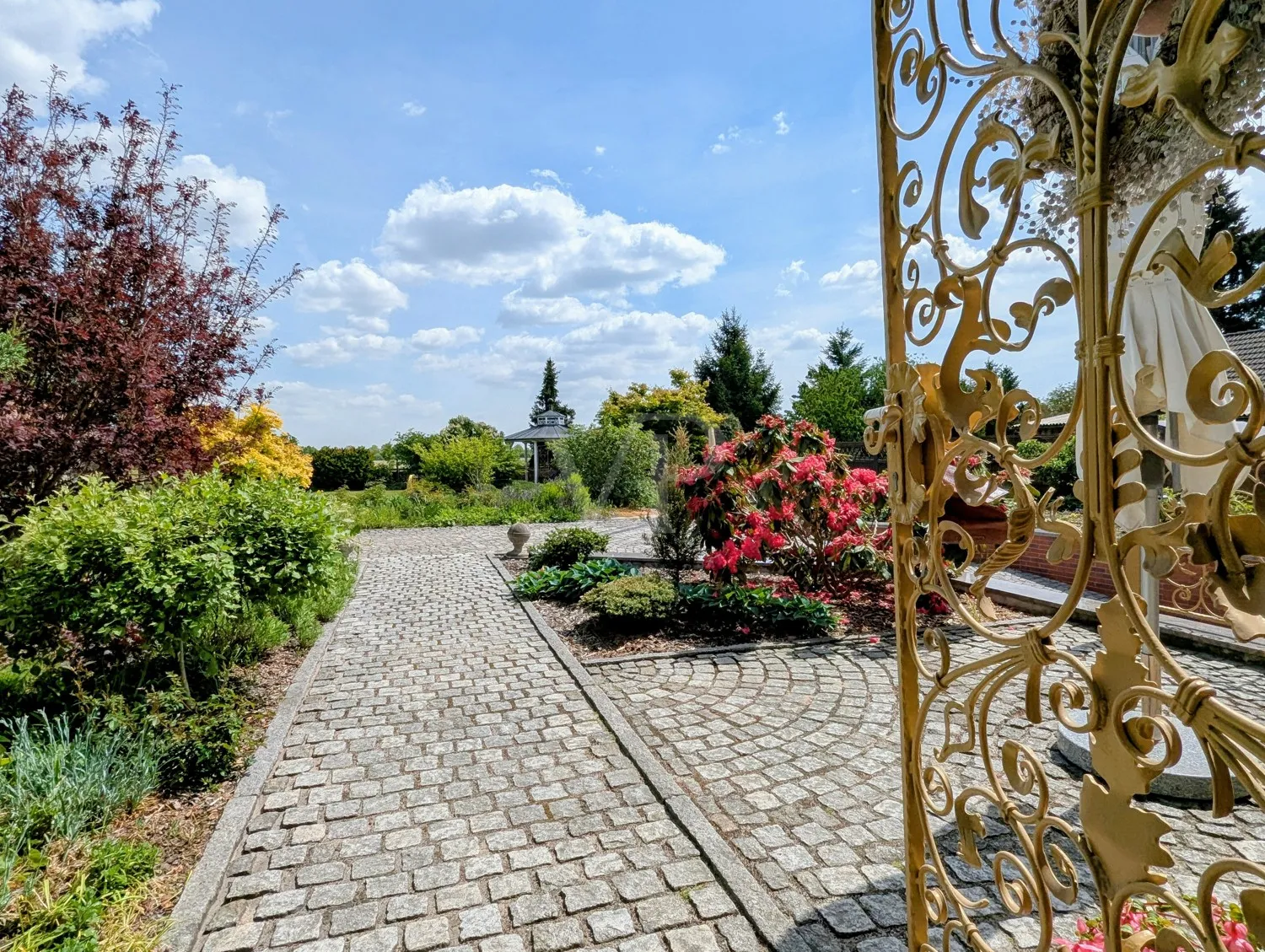 BLICK IN DAS GRUNDSTÜCK