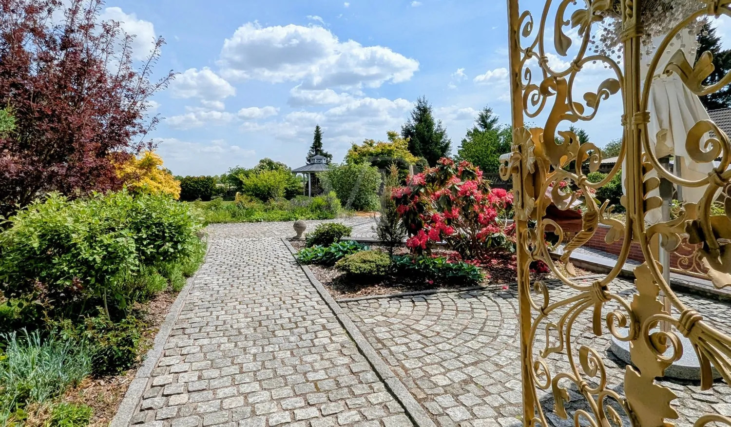 BLICK IN DAS GRUNDSTÜCK