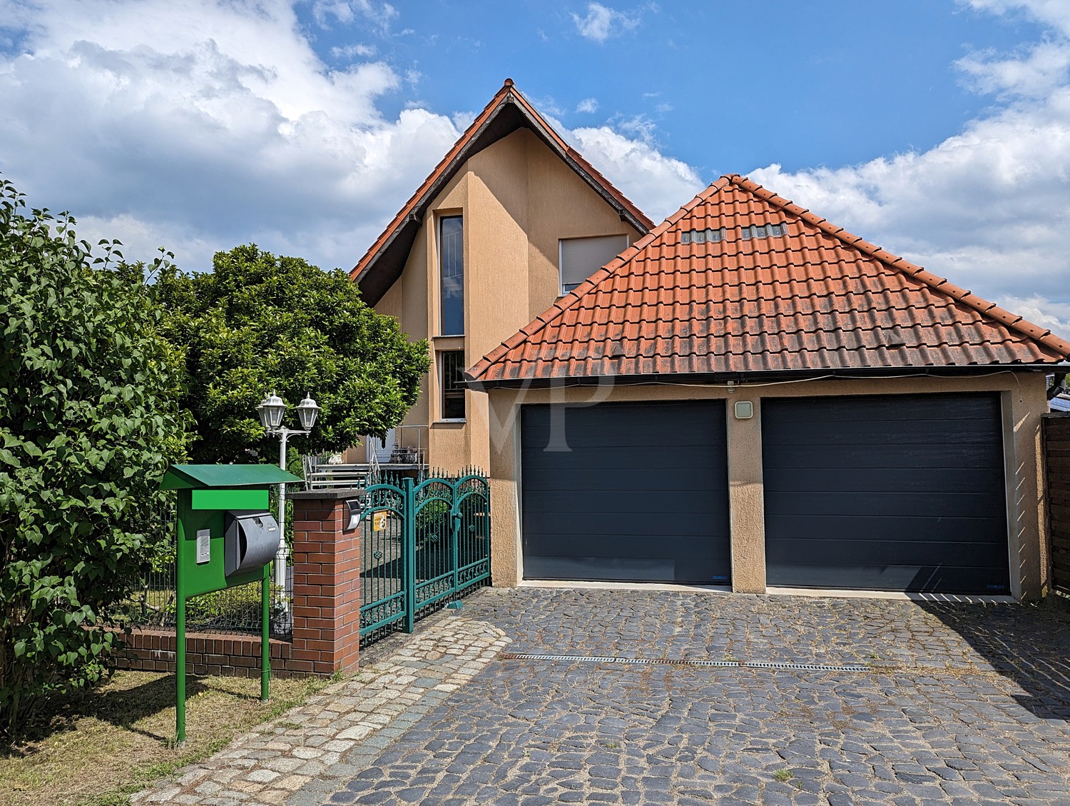 STRAßENANSICHT MIT GARAGEN - Sommer