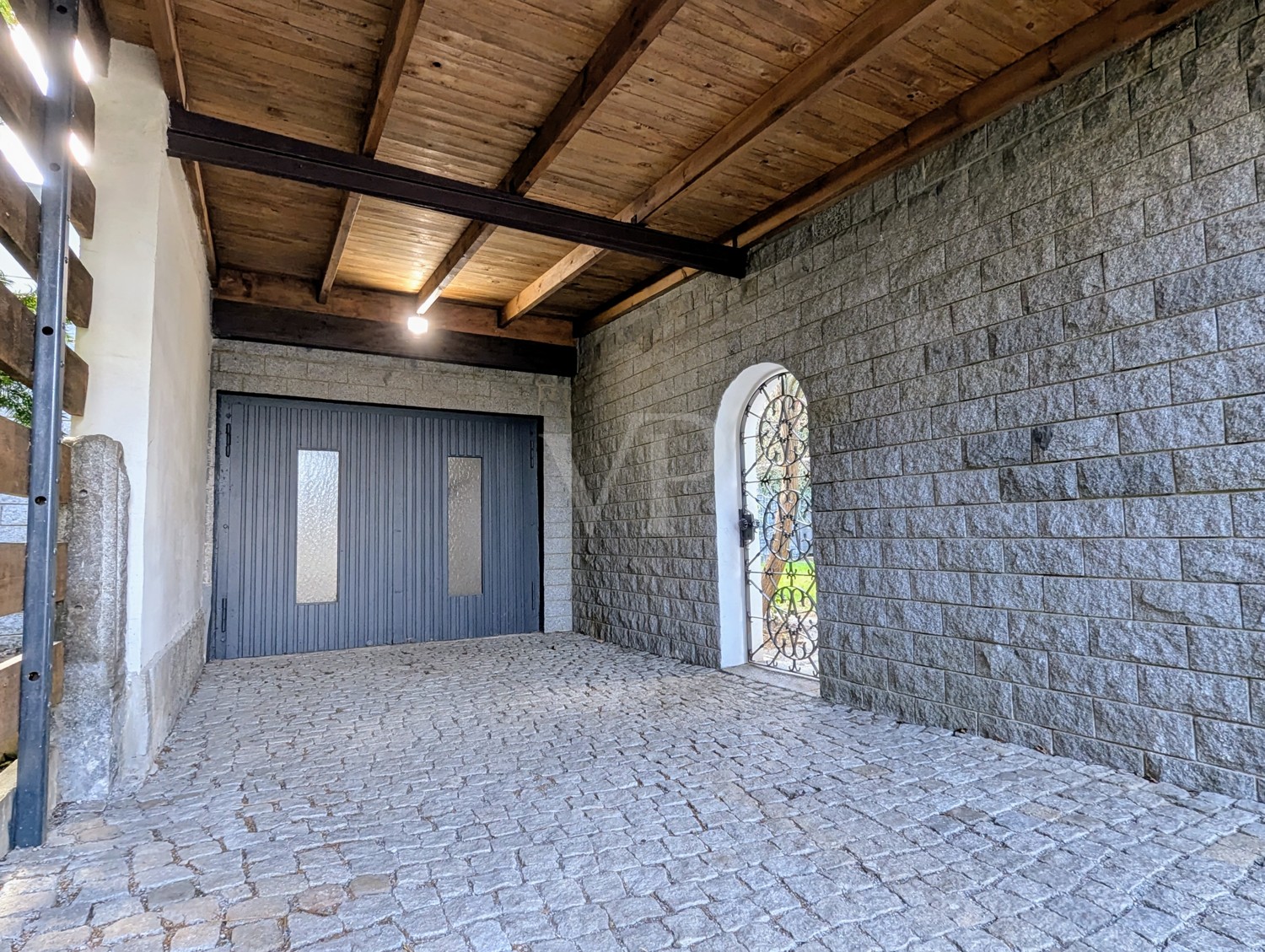 GARAGE UND CARPORT