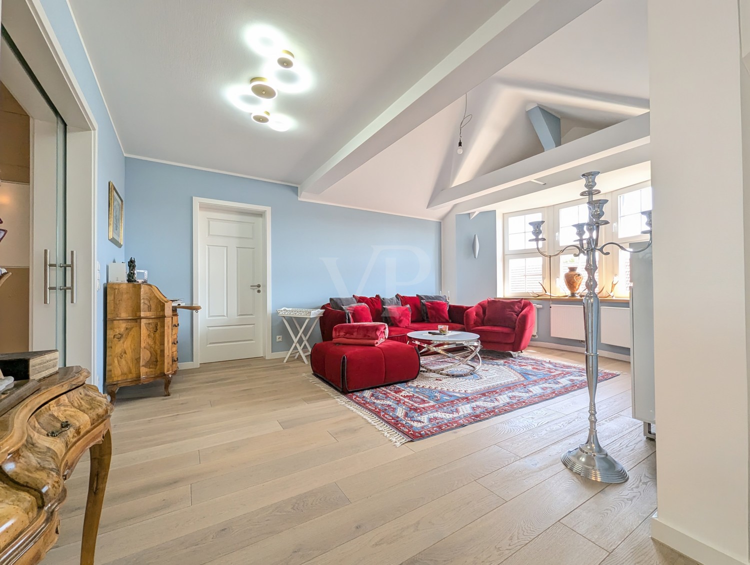 WOHNBEREICH MIT ZUGANG GÄSTEZIMMER