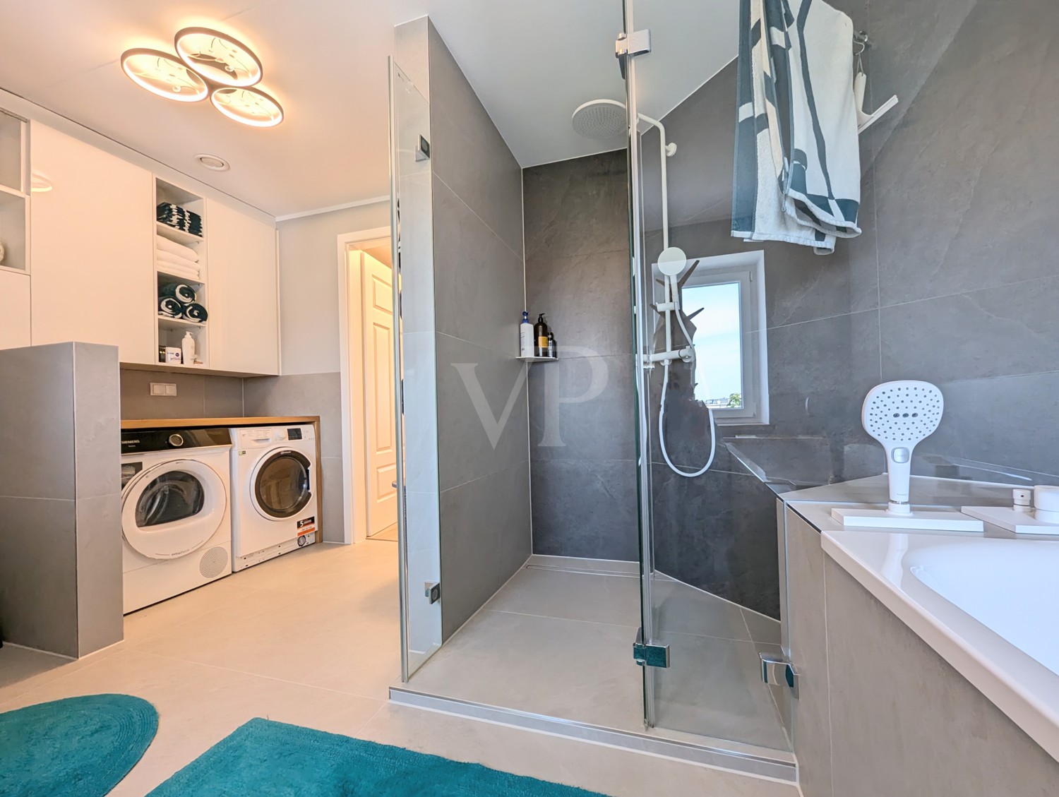 BAD MIT DUSCHE UND WANNE