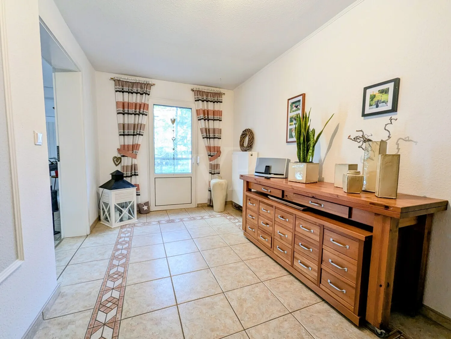 DIELE BUNGALOW - ÜBERGANG ZUM WOHNZIMMER
