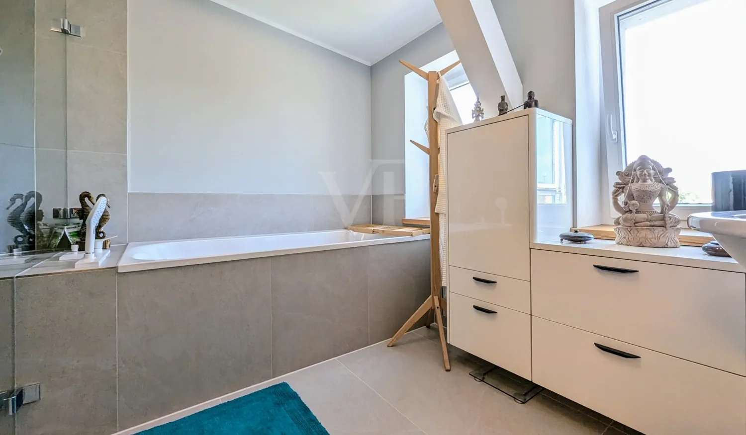 BAD MIT DUSCHE UND WANNE