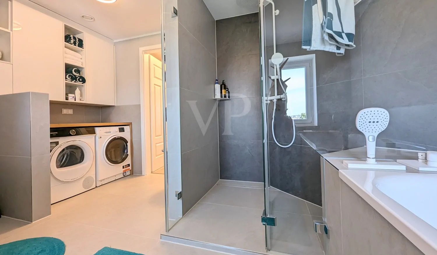 BAD MIT DUSCHE UND WANNE