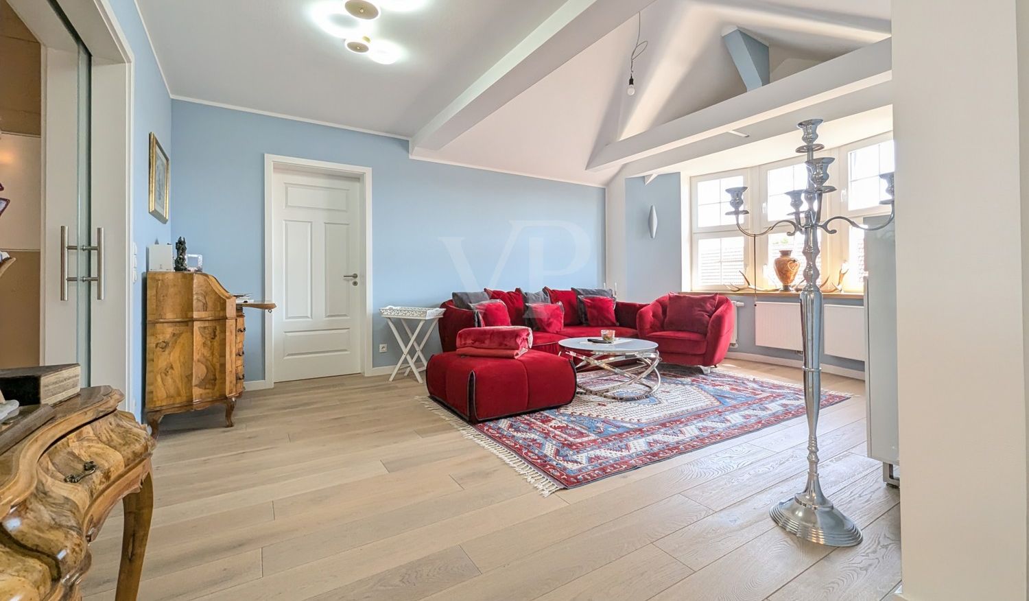 WOHNBEREICH MIT ZUGANG GÄSTEZIMMER