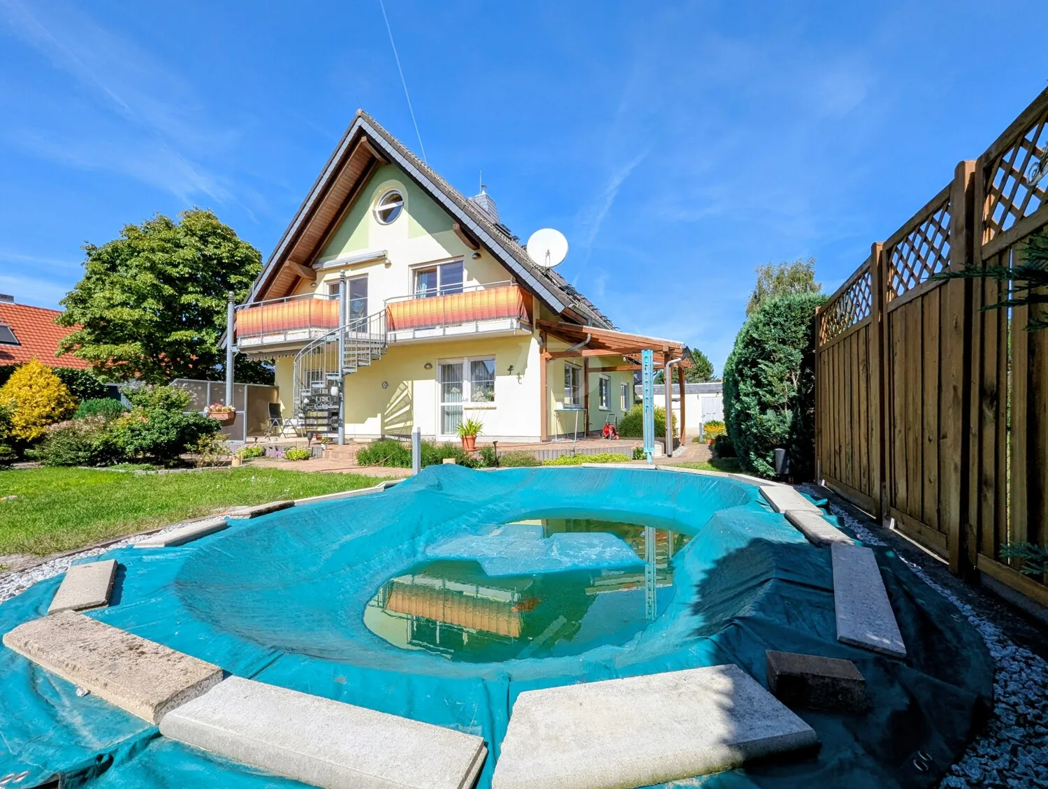 GRUNDSTÜCK MIT POOL