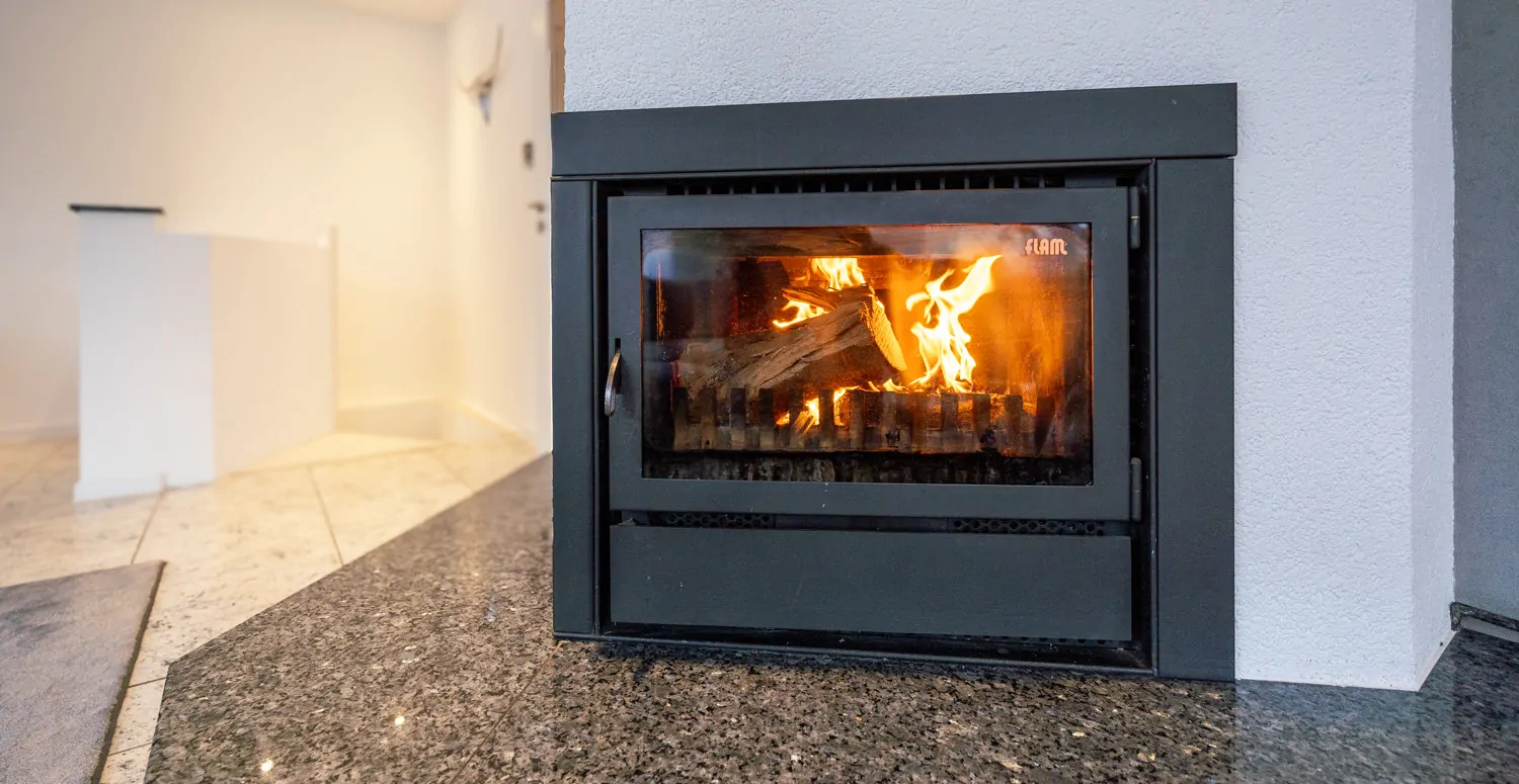 Kamin_mit_Granit-Sitzbank