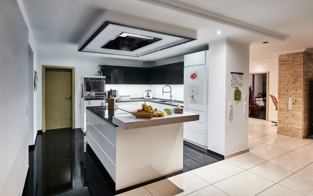 Die geräumige Küche mit Zugang zum Abstellraum und der Terrasse mit toller Weitsicht