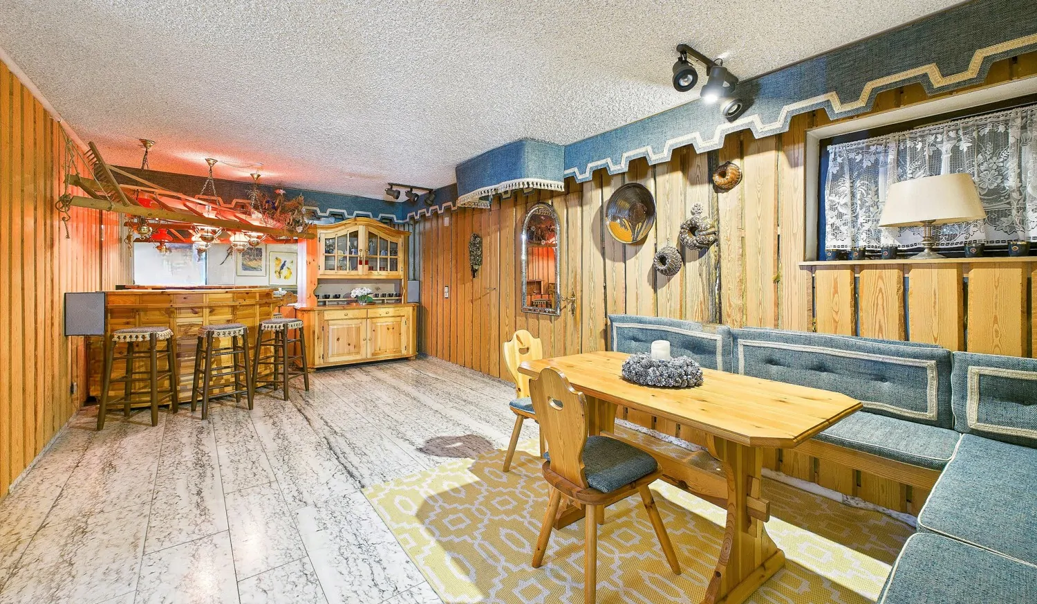 Partyraum mit eigener Bar_UG