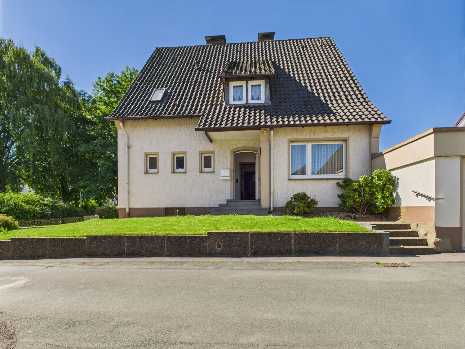 Ihr neues Zuhause in Remmighausen
Ein- bis Zweifamilienhaus mit großem Garten