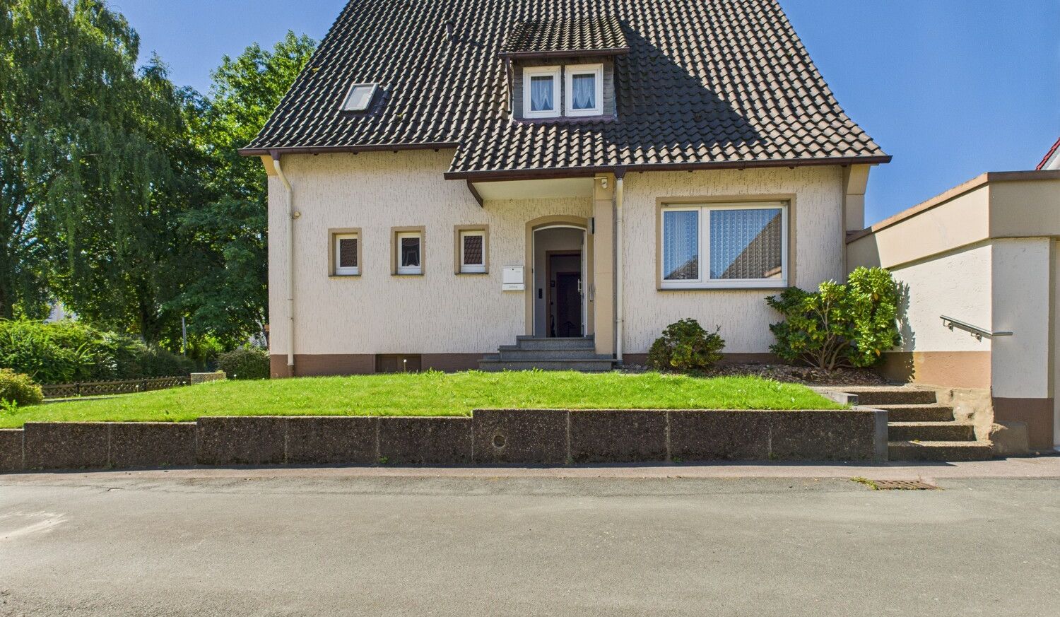 Ihr neues Zuhause in Remmighausen
Ein- bis Zweifamilienhaus mit großem Garten