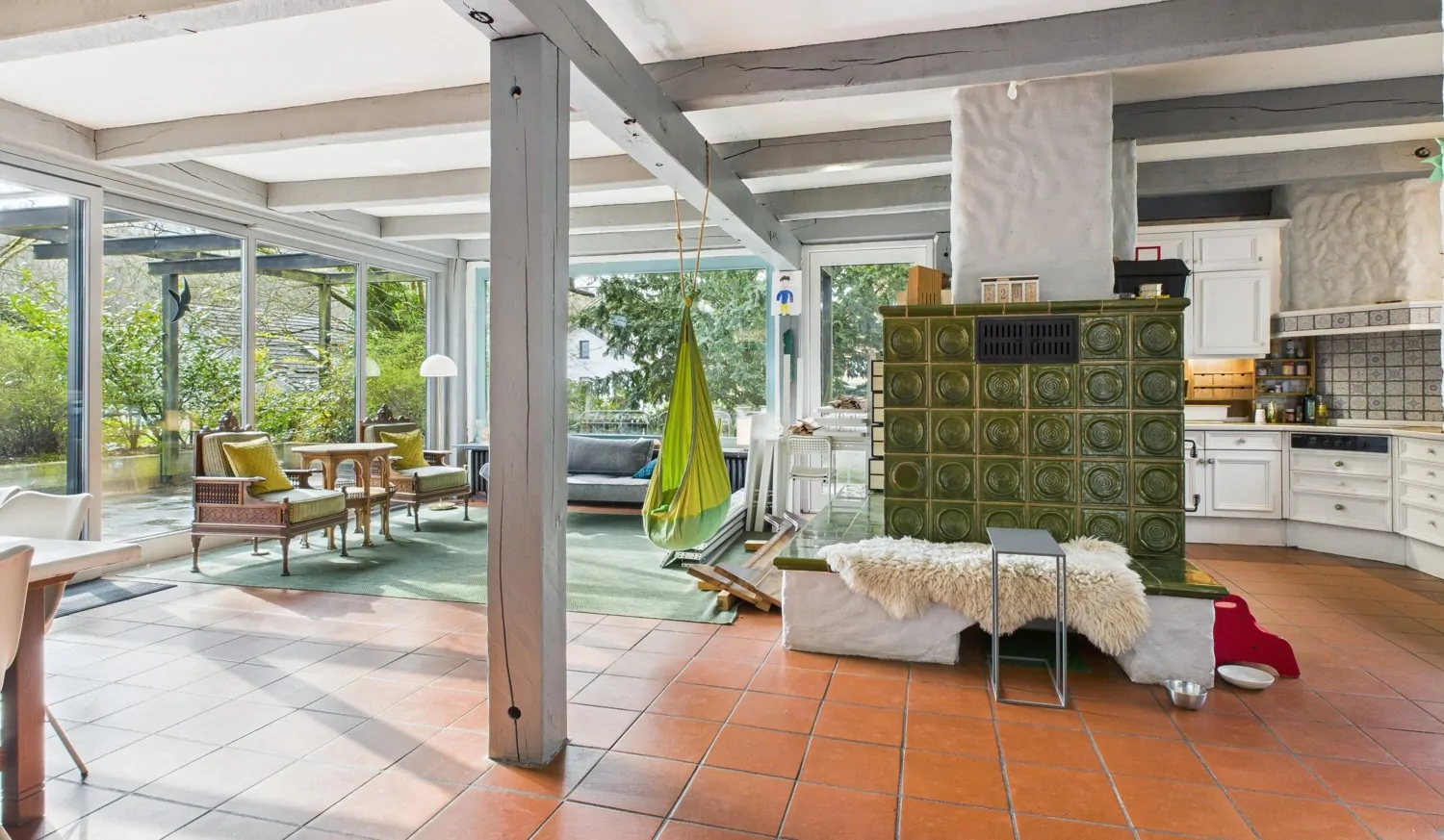 Wohn-Essbereich mit offener Küche und Terrassenzugang_Maisonettewohnung_EG