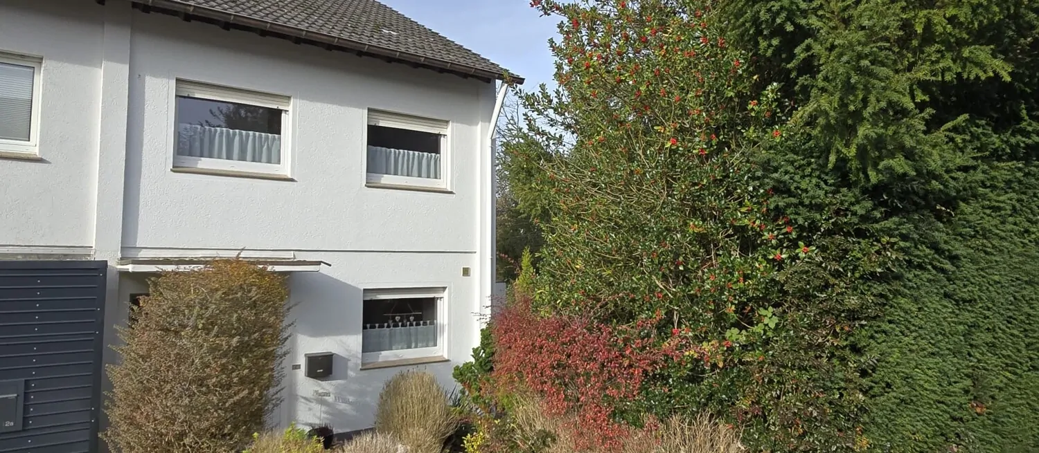 Charmantes Reihenendhaus mit großem Garten und 3 Garagen