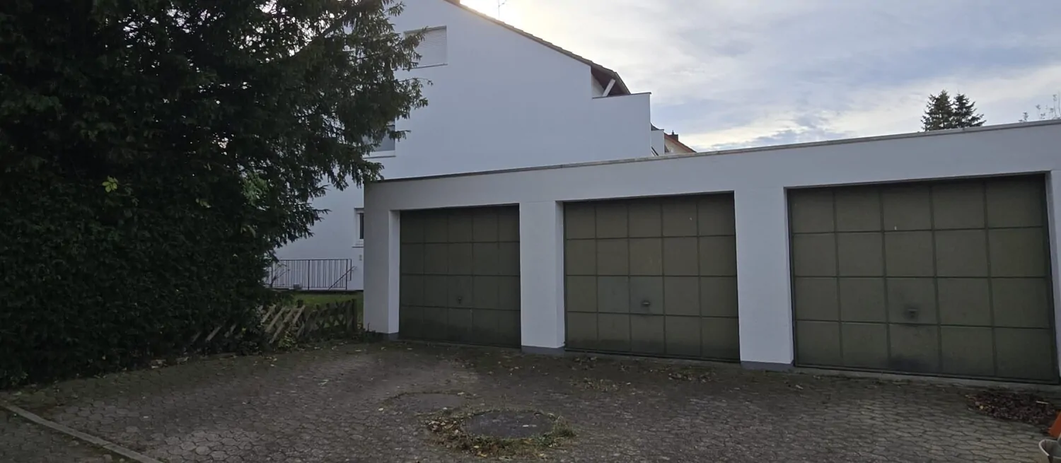 Charmantes Reihenendhaus mit großem Garten und 3 Garagen