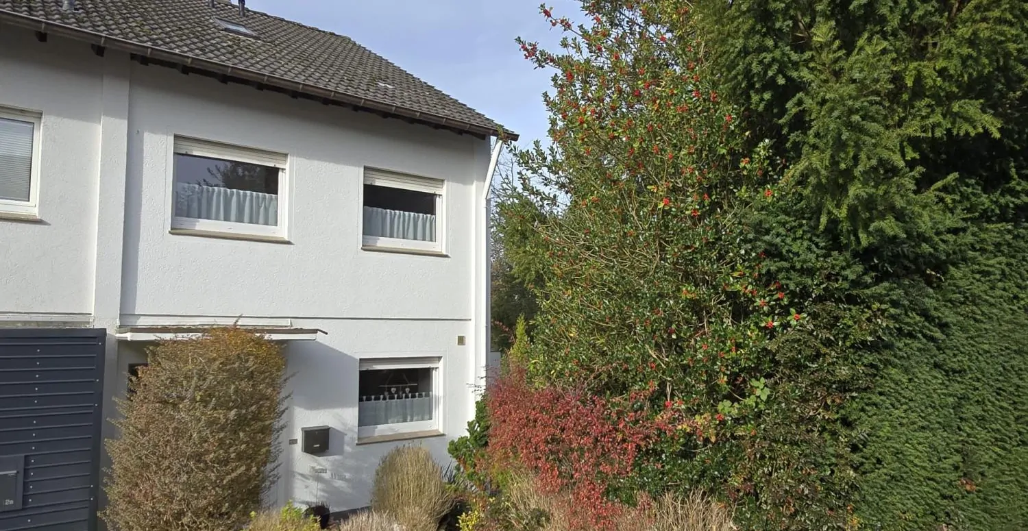 Charmantes Reihenendhaus mit großem Garten und 3 Garagen