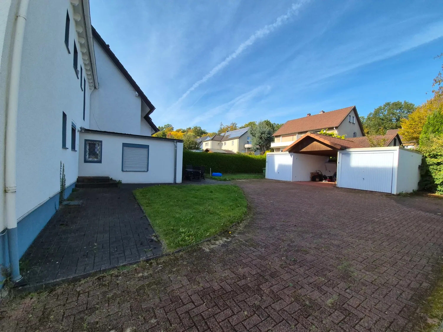 Hoffläche mit Garage links