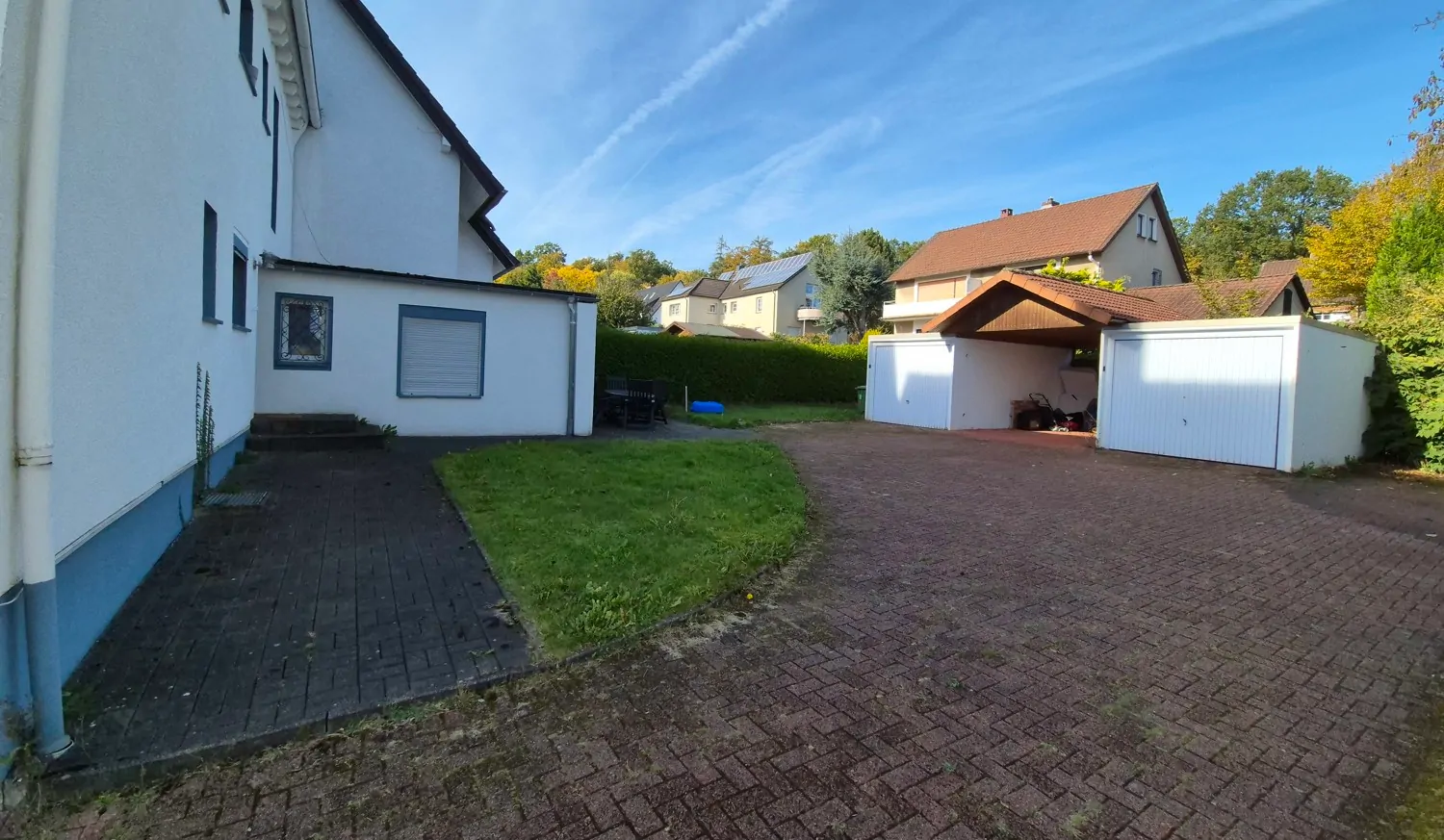 Hoffläche mit Garage links