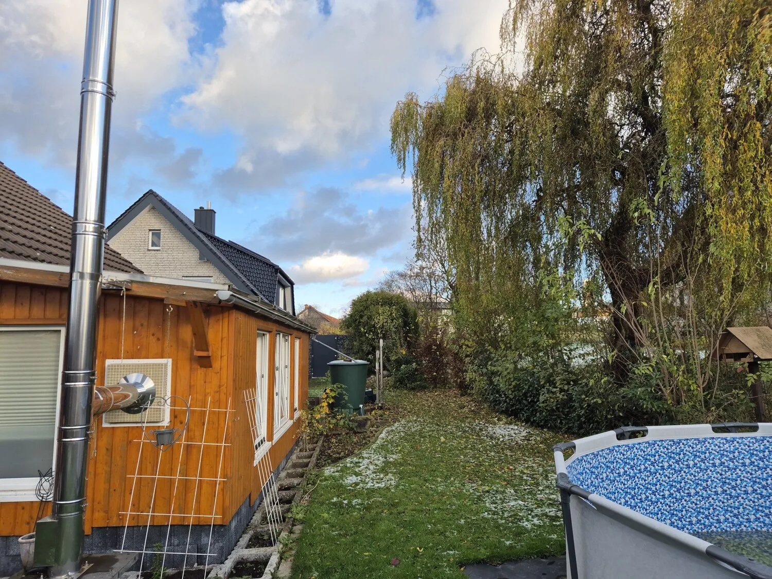 Garten mit großer Weide