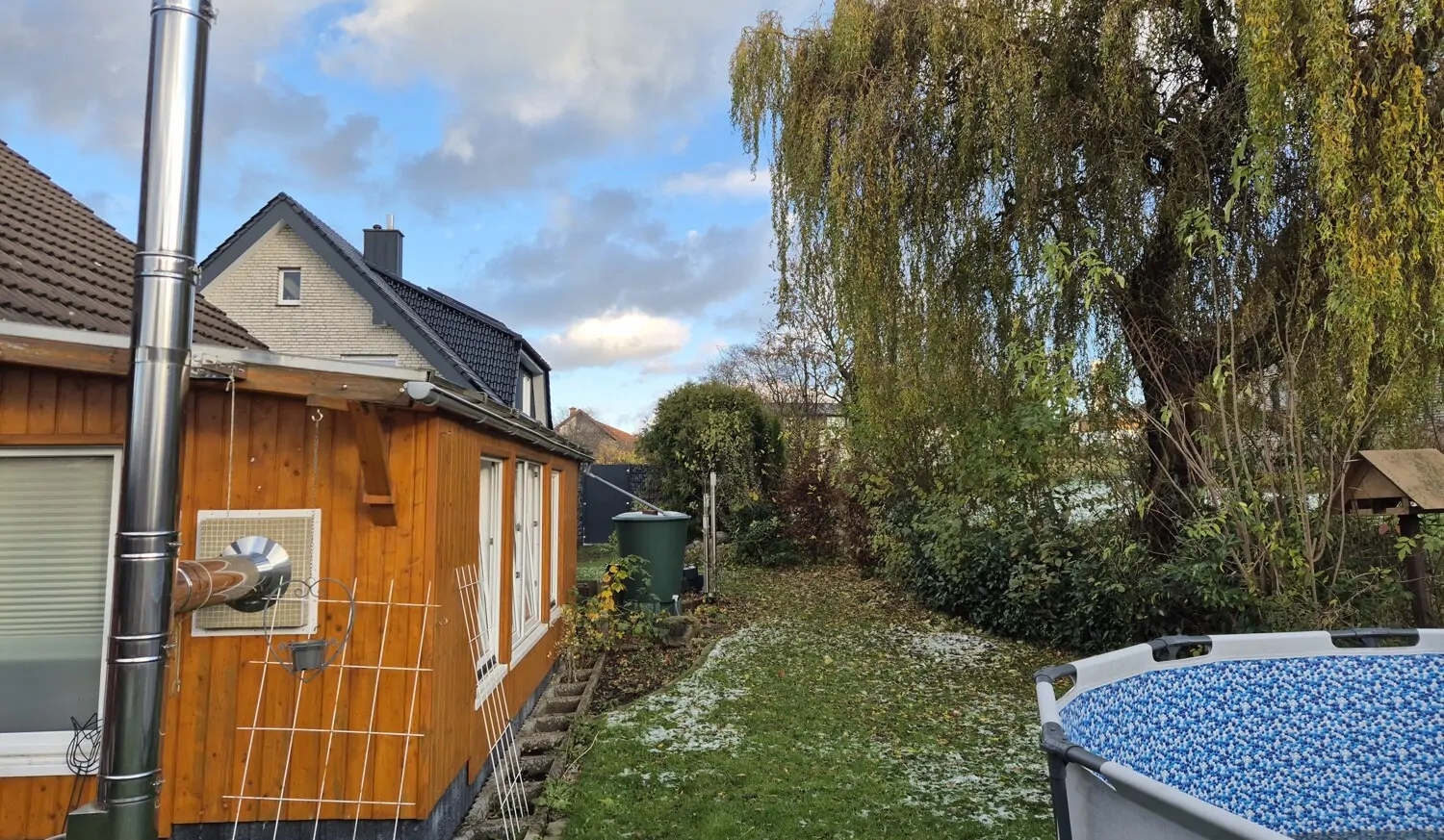 Garten mit großer Weide