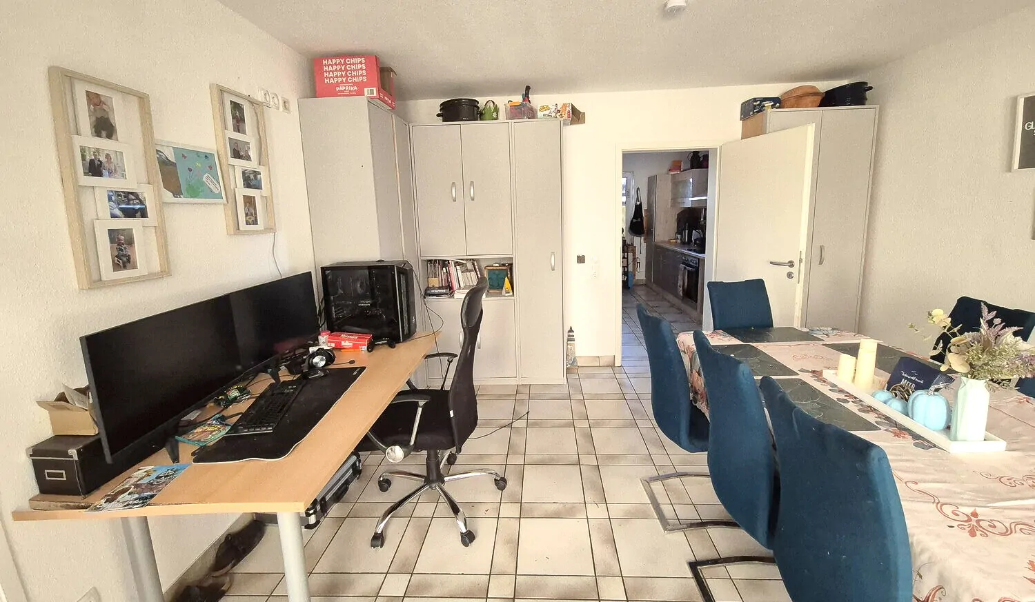 Esszimmer mit angrenzender Küche