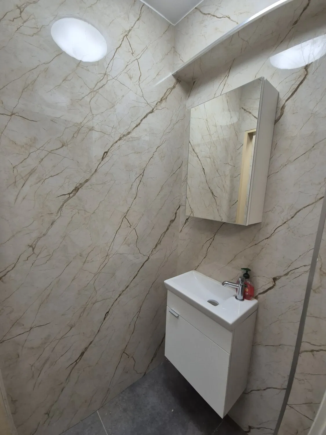 mit separatem Waschbecken