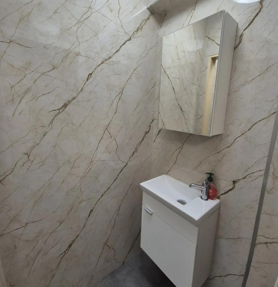 mit separatem Waschbecken