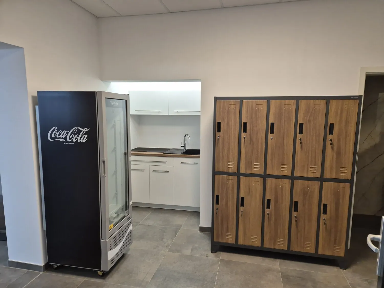 Teeküche mit Kühlschrank und Mitarbeiterspint