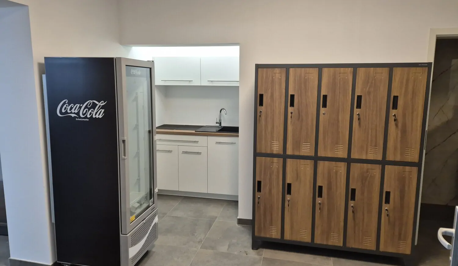 Teeküche mit Kühlschrank und Mitarbeiterspint