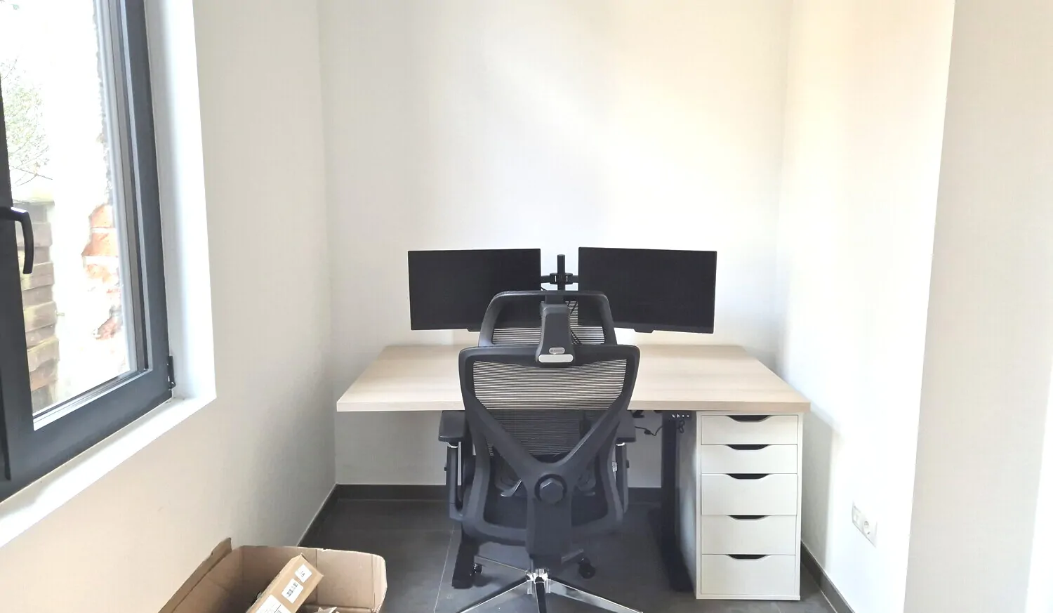 Büro mit zwei gegenüberliegenden Arbeitsplätzen