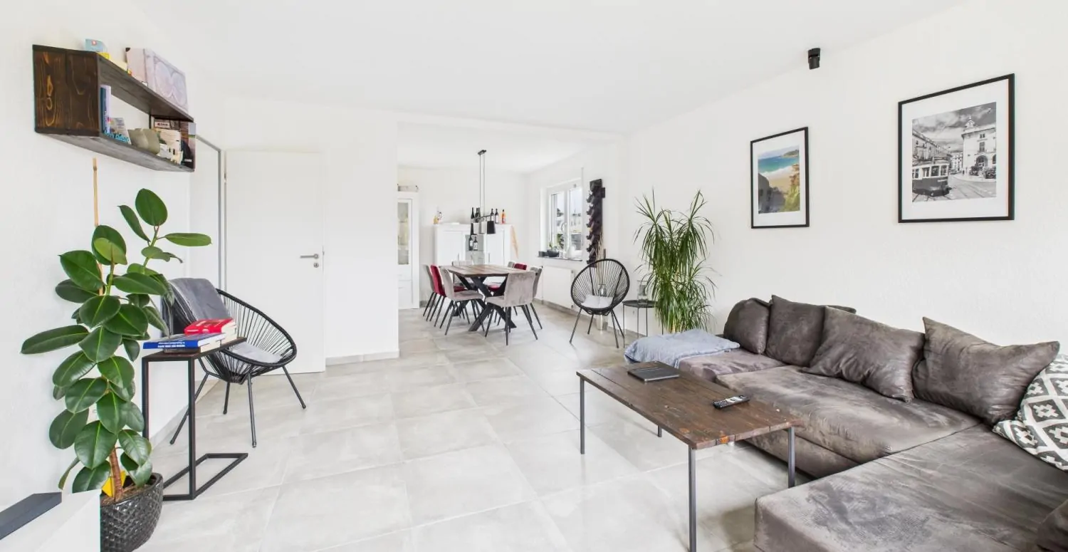 WALDRANDLAGE*TEIL-SANIERT*GROßZÜGIG
Gepflegtes Zweifamilienhaus in Leopoldstal!