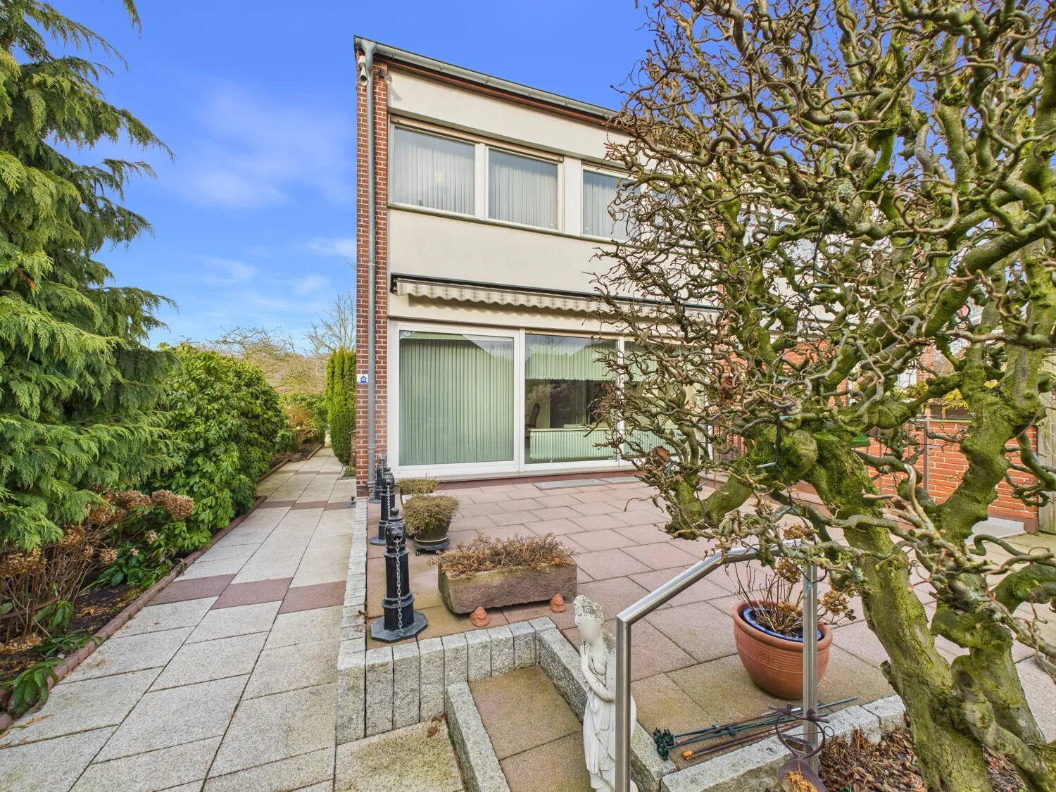 Gepflegte Doppelhaushälfte mit zwei Terrassen und Garage!