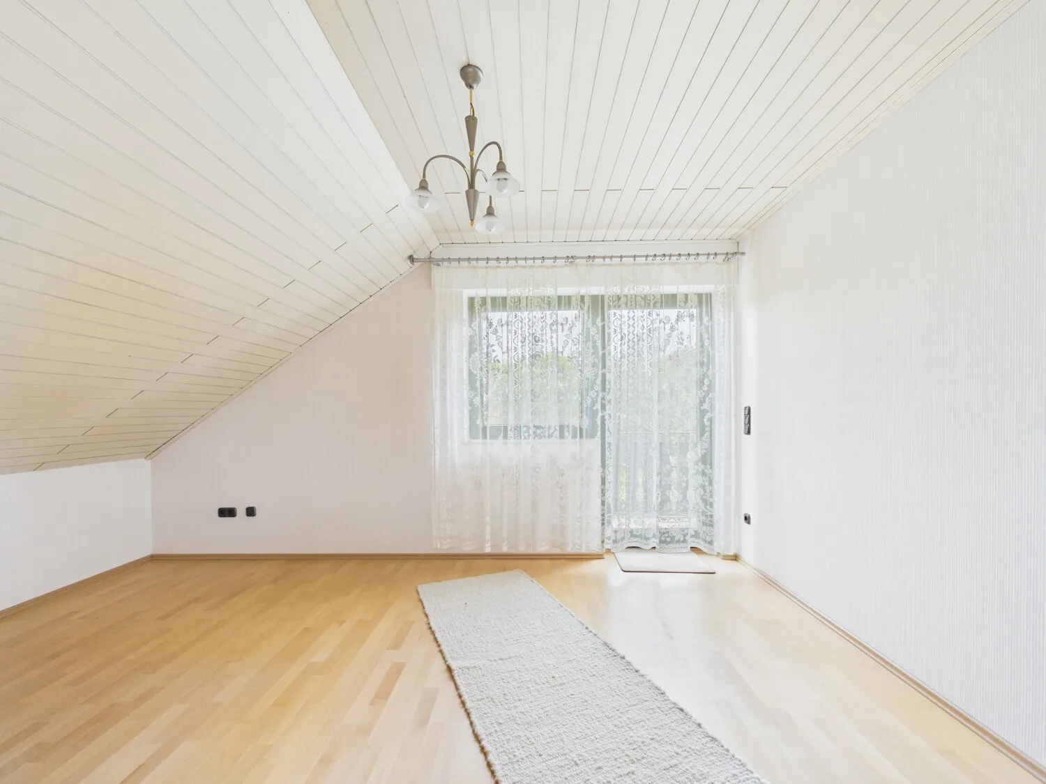 Schlafzimmer 1 mit Balkonzugang - DG