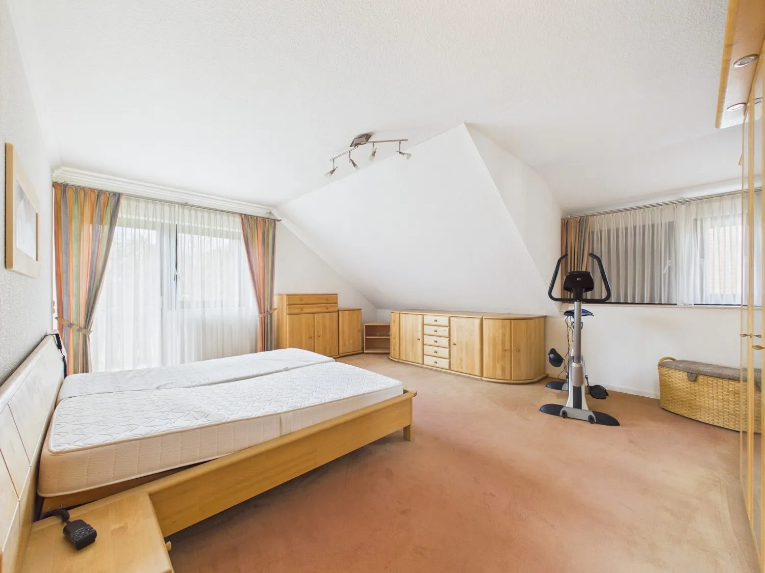 Schlafzimmer 2 mit Balkonzugang - DG