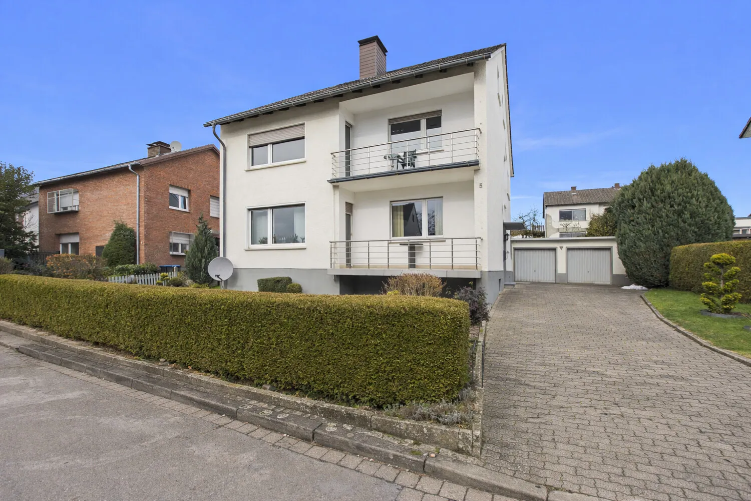 Zeit für Großzügigkeit: Gepflegtes Zweifamilienhaus mit Gartenfreude