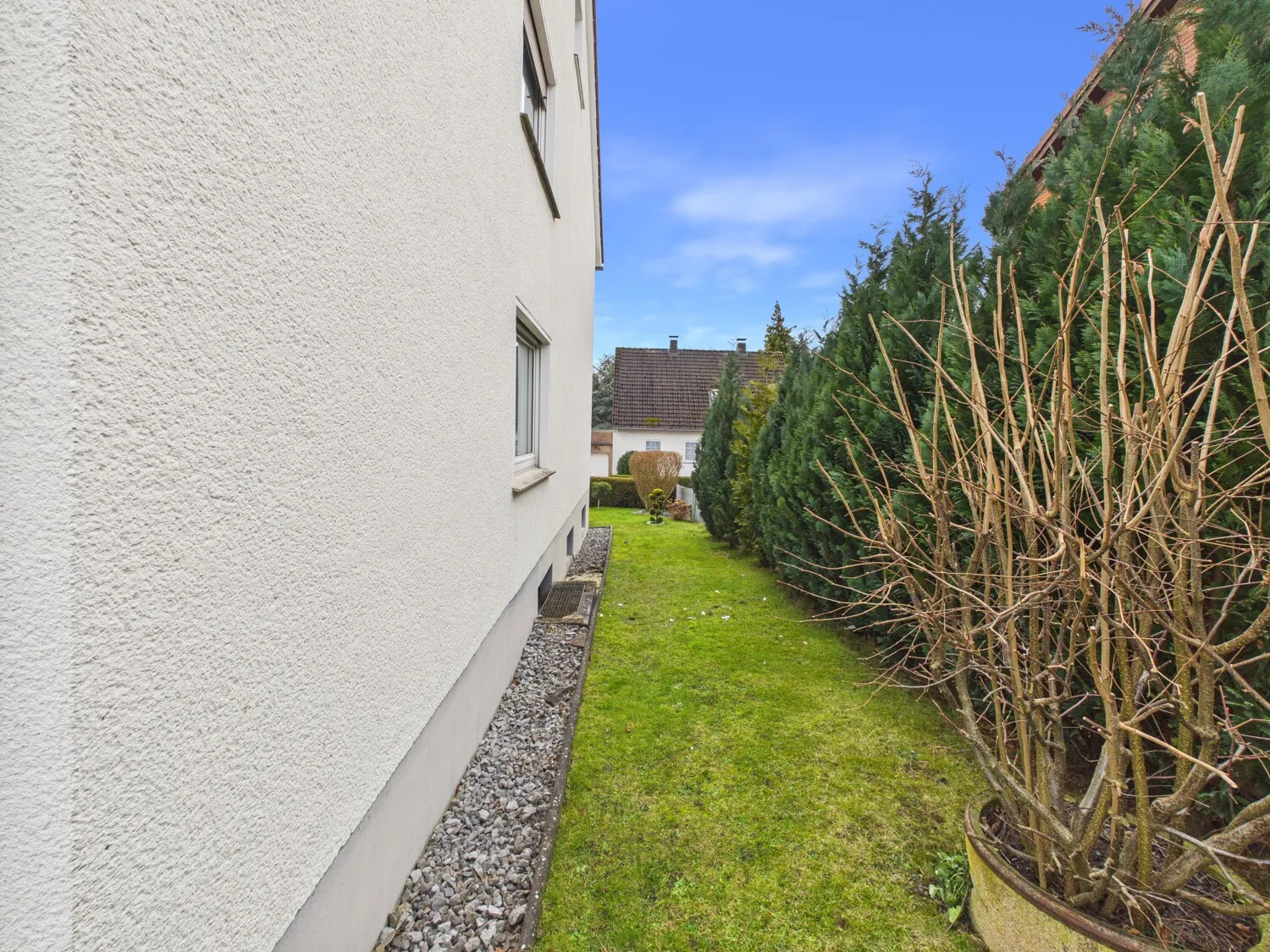 Neben dem Haus