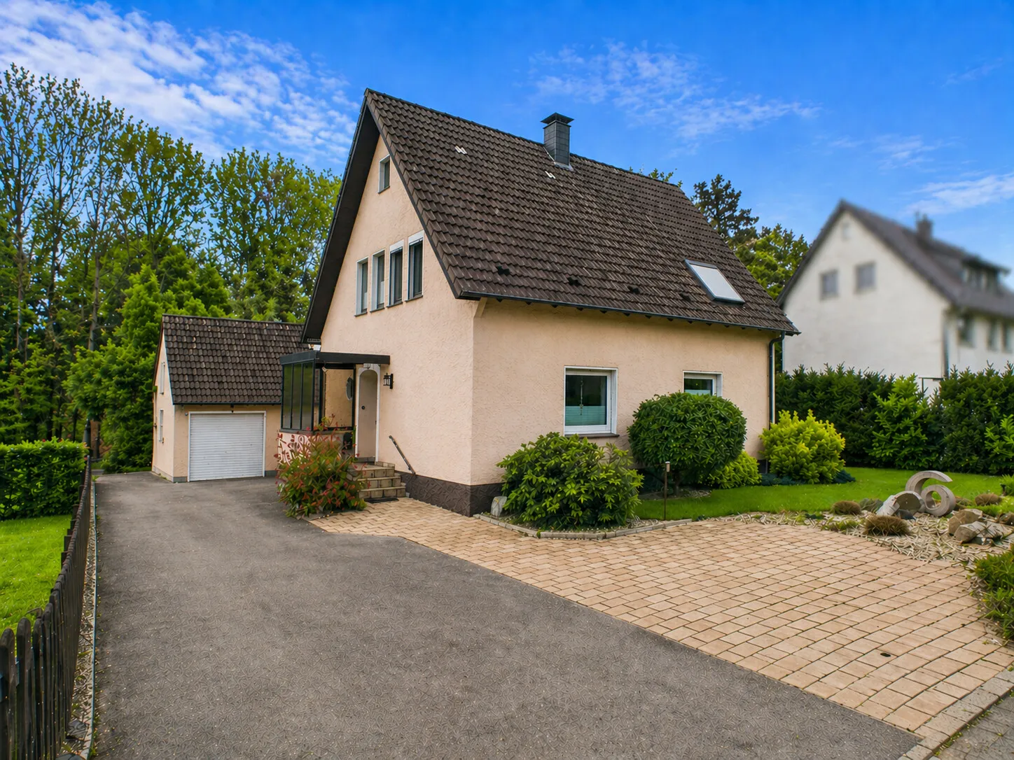 Zweifamilienhaus mit großem Garten, Sauna & Garage